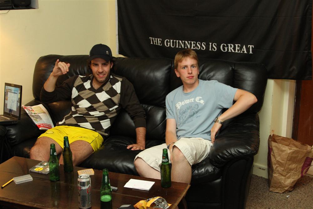 Alex und Felix im Wohnzimmer