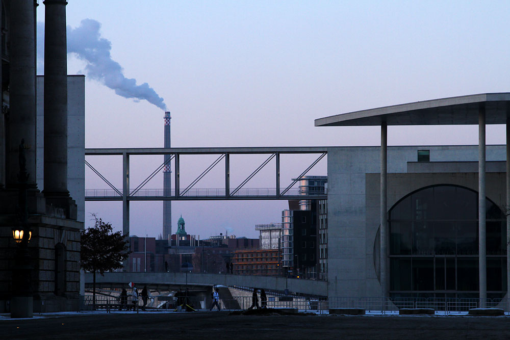 Hinter dem Reichstag