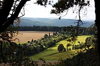 Dorf in der Landschaft